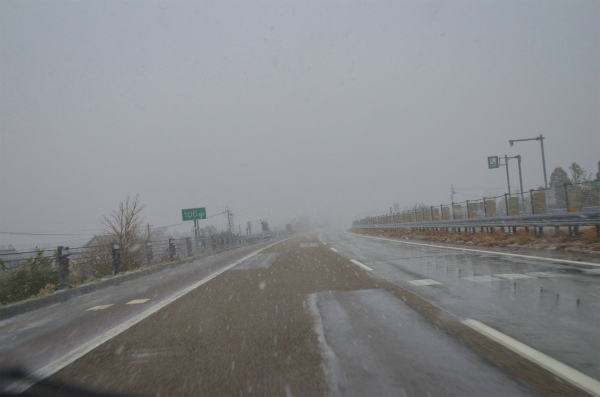 高岡付近では視界が悪くなる程の状態で雪が降っていた