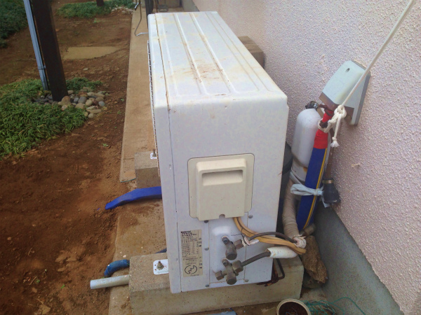 排水ポンプ用ホースで屋外用の延長コーブルを保護
