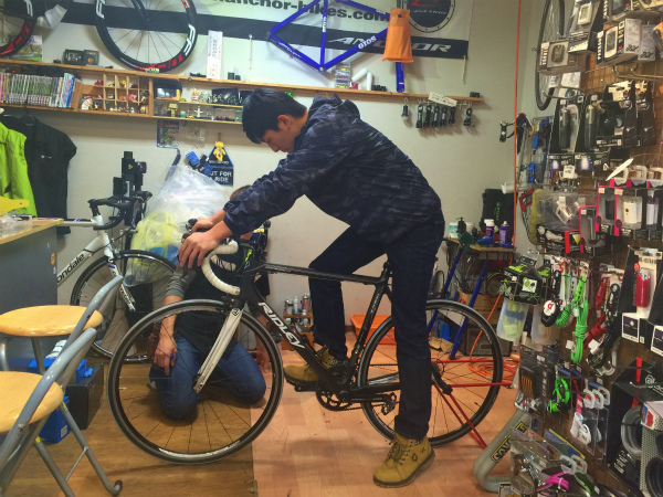 長男の体格に合わせて自転車の調整