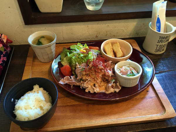 女性向けなのかサラダが多めなのが嬉しい