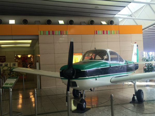 仙台空港３Fフロアには緑の軽飛行機が展示