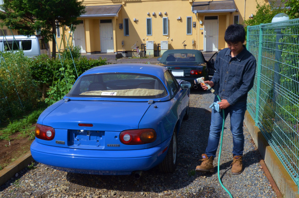 車を出して洗車