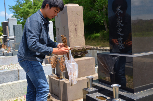 次男は花立てを洗い、私は雑草を抜く