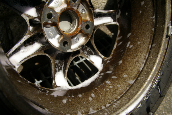 AUTOGLYM CLEAN WHEELS をたっぷり吹き付ける