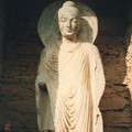 ｶﾞﾝﾀﾞｰﾗ 龕の仏像～仏教彫刻 　Buddha statue,Takht-i-Bahi　＊海山を越えて日本に伝わりし衣紋の流れ見れば尊し