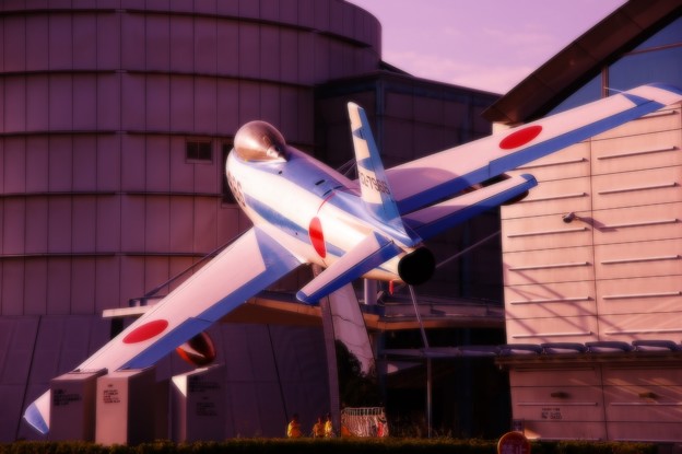 夕日を浴びるエアパーク浜松の初代ブルーインパルスF-86・・